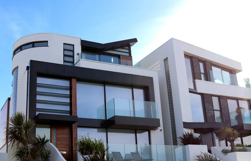 Proyectos sobre planos Arquitectura moderna de propiedad de inversión
